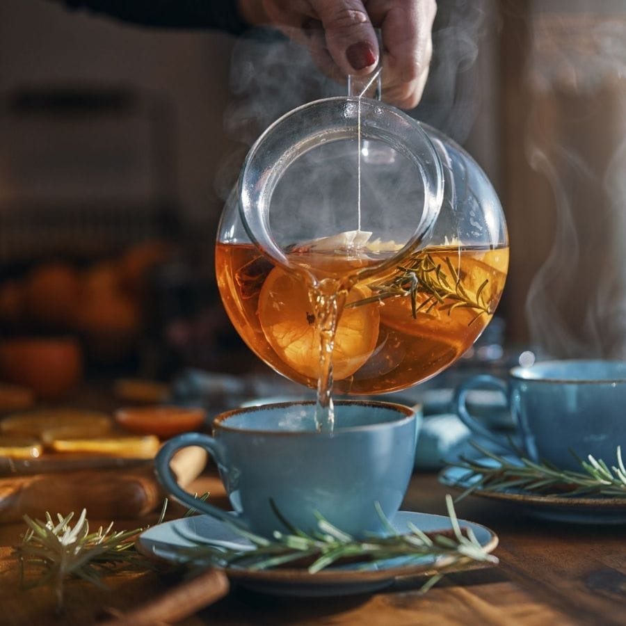 যদি হালকা দাগ থাকে বা কোন দাগ না থাকে তবে চা পাতা খাঁটি।  এতে কোনও রঙ বা কৃত্রিম পাতার সংযোজন নেই।