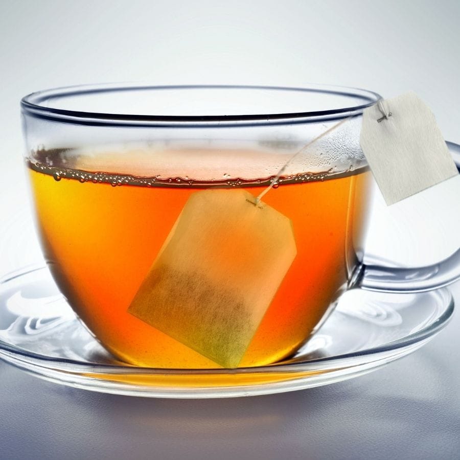 কাগজ থেকে চা পাতাগুলি সরিয়য়ে জলের ট্যাপের নীচে রাখুন। ধুয়ে ফেলুন। কাগজ যদি বাদামি ও গাঢ় রঙের ছোপ থাকে, তবে তা ভেজাল। 