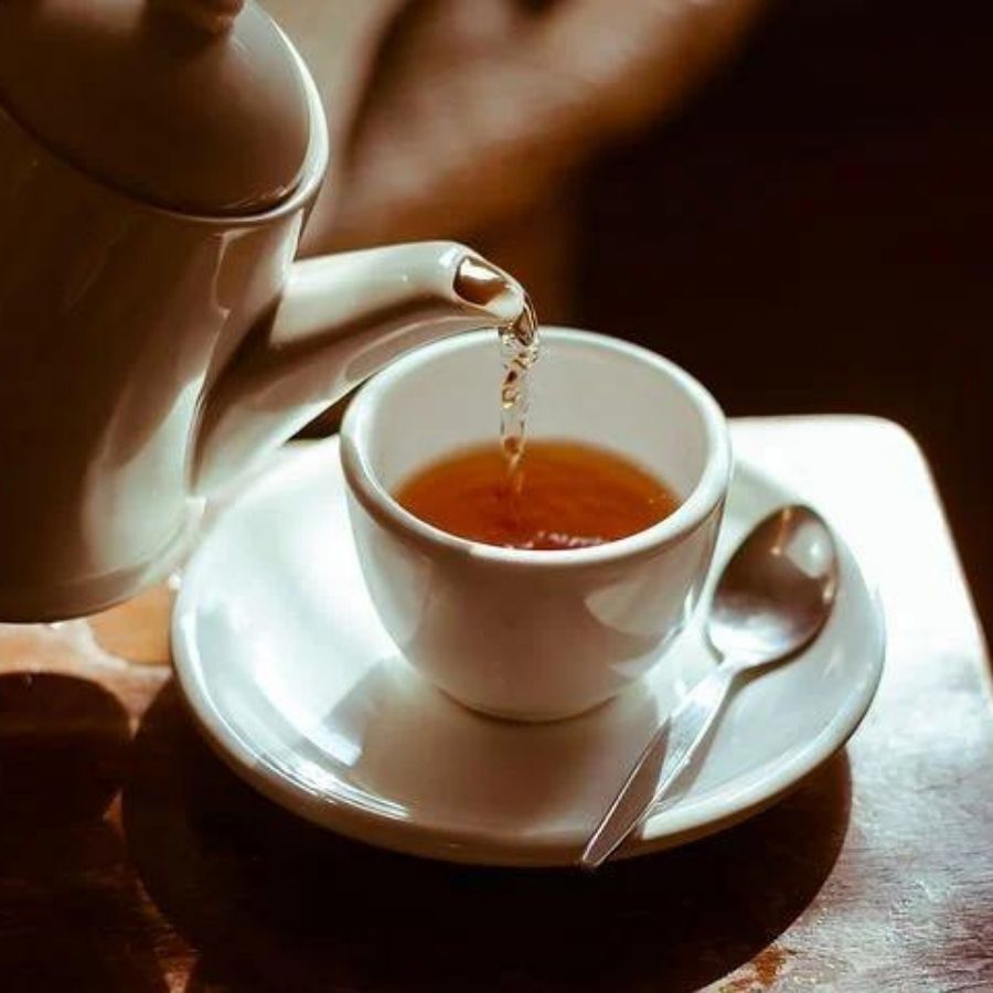 প্যাকেটজাত চায়ে ফাইলার ও রঙের যোগ শনাক্ত করা কঠিন। এখানে ফুড সেফটি অ্যান্ড স্ট্যান্ডার্ড অথরিটি অফ ইন্ডিয়ার কিছু সহজ টিপস রয়েছে, যা চায়ের রঙ ও মিশ্র পাতার যোগ শনাক্ত করতে সাহায্য করে।