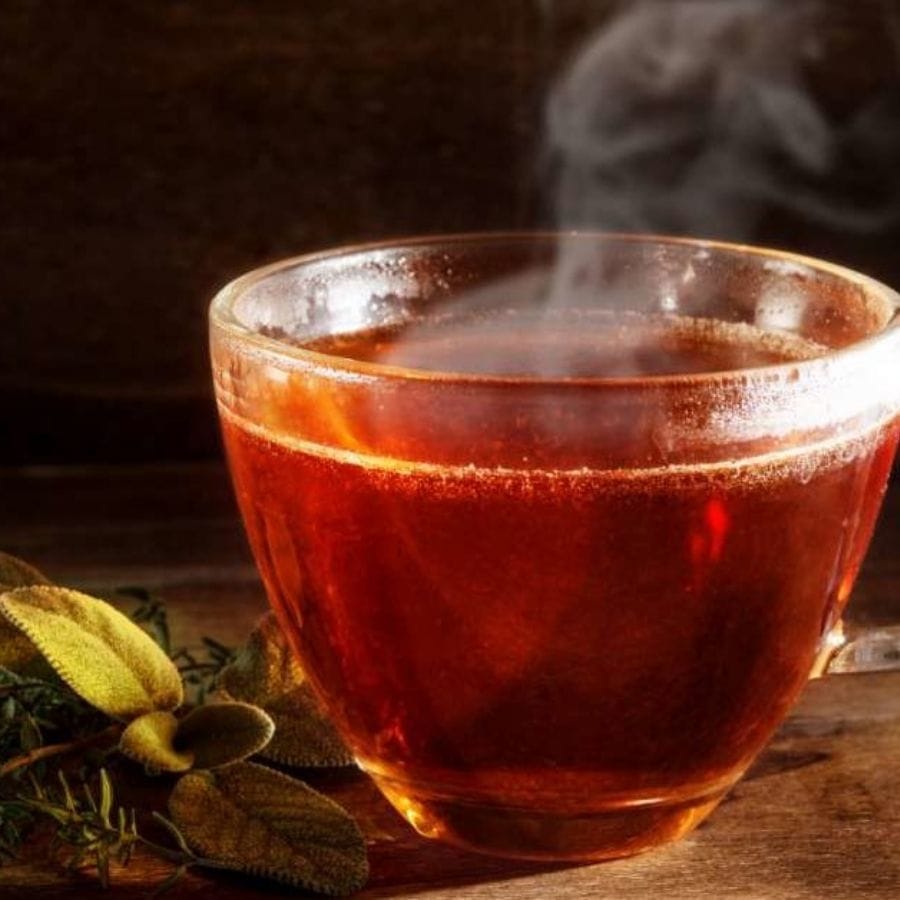 প্রতিদিন যে চায়ের পাতা ব্যবহার করেন, সেই পাতা কৃত্রিম বা চায়ের পাতার মধ্যে কৃত্রিম রঙ মেশানো রয়েছে কিনা, তা কখনও ভেবে দেখেছেন? চায়ের পাতা ভেজাল কিনা তার জন্য রয়েছে সহজ উপায়।