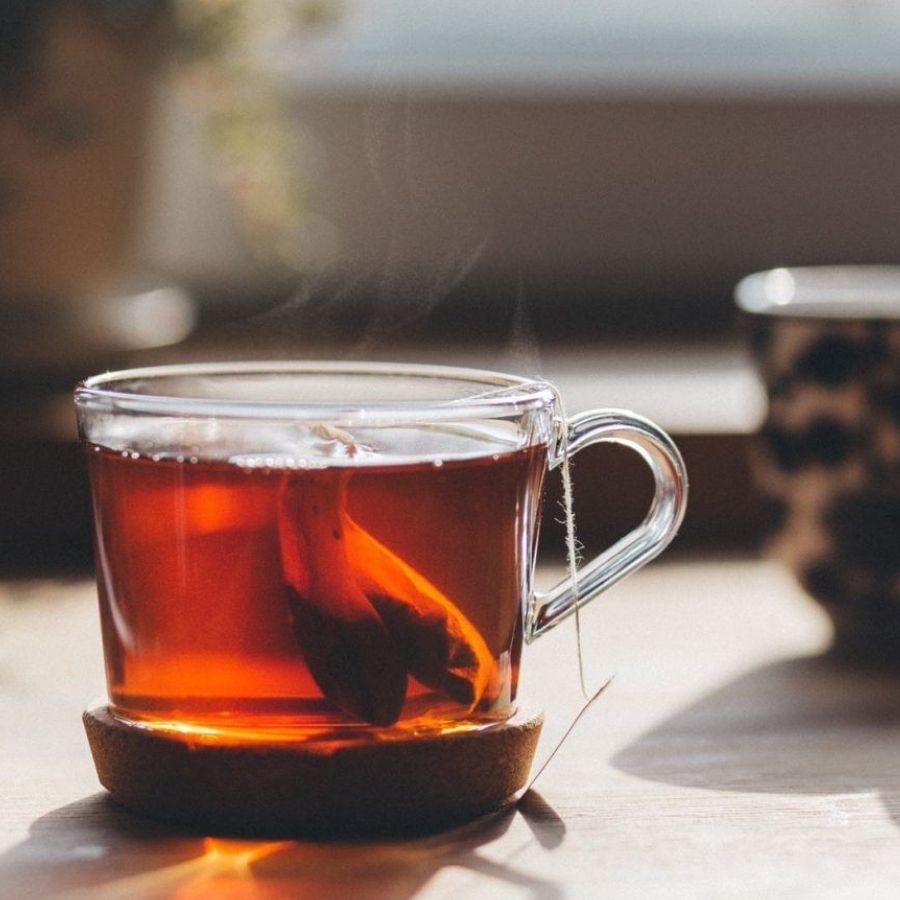 বাড়িতে কীভাবে পরীক্ষা করবেন? শুরুতেই একটি ফিল্টার পেপার নিন। তারপর কাগজের ফিল্টারে চা পাতা ছড়িয়ে দিন। কয়েক ফোঁটা জল যোগ করুন।