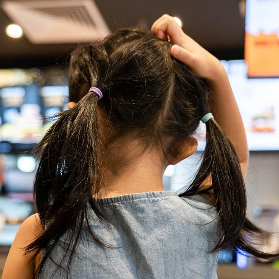 হেয়ার ড্রায়ারের মাধ্যমে চুলে গরম বাতাস প্রয়োগ করলে মাথার ত্বকে ডিহাইড্রেশন হয়। ফলে উকুন ও ডিম মারা যেতে পারে।