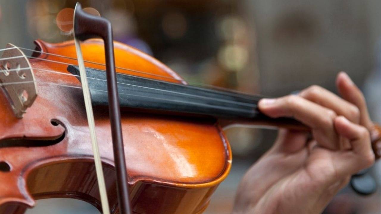 Russia-Ukraine Conflict: অব্যাহত রুশ গোলাবর্ষণ, হাতে বাদ্যযন্ত্র তুলে নিলেন এক শিল্পী, দেখুন মন ভাল করা ভিডিয়ো