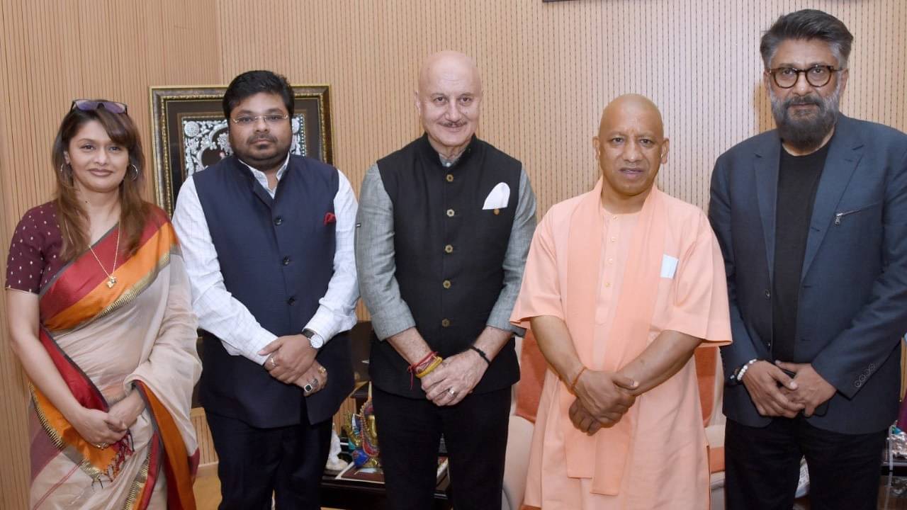 Vivek Agnihotri At Yogis Oath : যোগীর শপথেও দ্য কাশ্মীর ফাইলস-এর আঁচ, আমন্ত্রিতদের তালিকায় রয়েছে বড় চমক