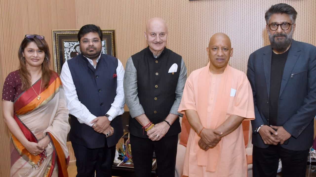Vivek Agnihotri At Yogi's Oath : যোগীর শপথেও 'দ্য কাশ্মীর ফাইলস'-এর আঁচ, আমন্ত্রিতদের তালিকায় রয়েছে বড় চমক Vivek Agnihotri At Yogi's Oath : যোগীর শপথেও 'দ্য কাশ্মীর ফাইলস'-এর আঁচ, আমন্ত্রিতদের তালিকায় রয়েছে বড় চমক