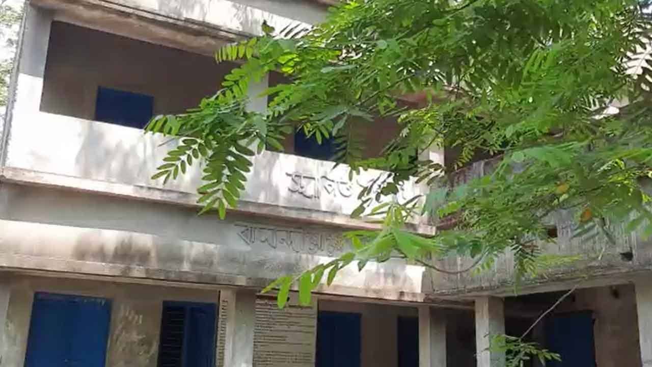West Midnapur School: গত ২ বছরে স্কুলে বাসা বেঁধেছে সেই রোগ, প্রধান শিক্ষকই বলছেন তুলে দেওয়া হোক স্কুল, কারণ ভাবাচ্ছে প্রশাসনকেও