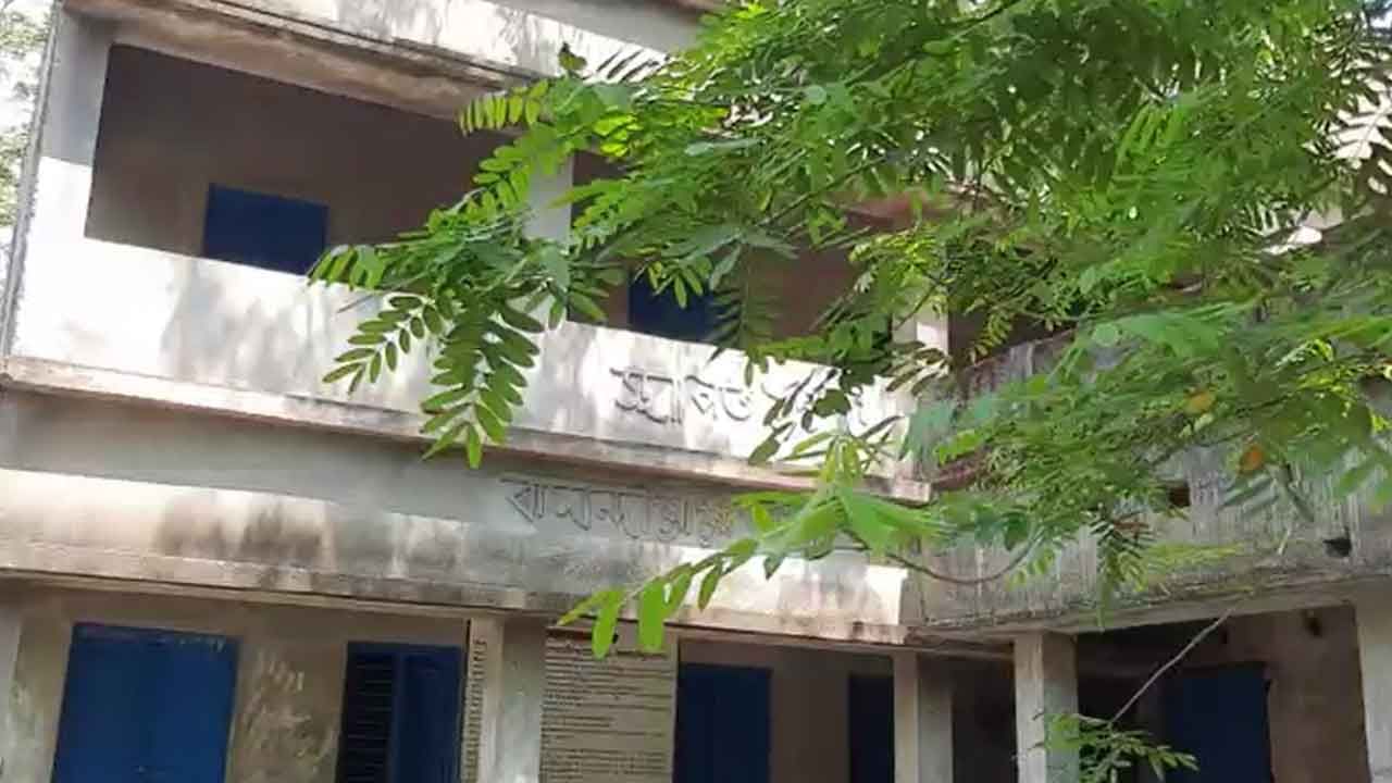 West Midnapur School: গত ২ বছরে স্কুলে বাসা বেঁধেছে সেই রোগ, প্রধান শিক্ষকই বলছেন 'তুলে দেওয়া হোক স্কুল', কারণ ভাবাচ্ছে প্রশাসনকেও