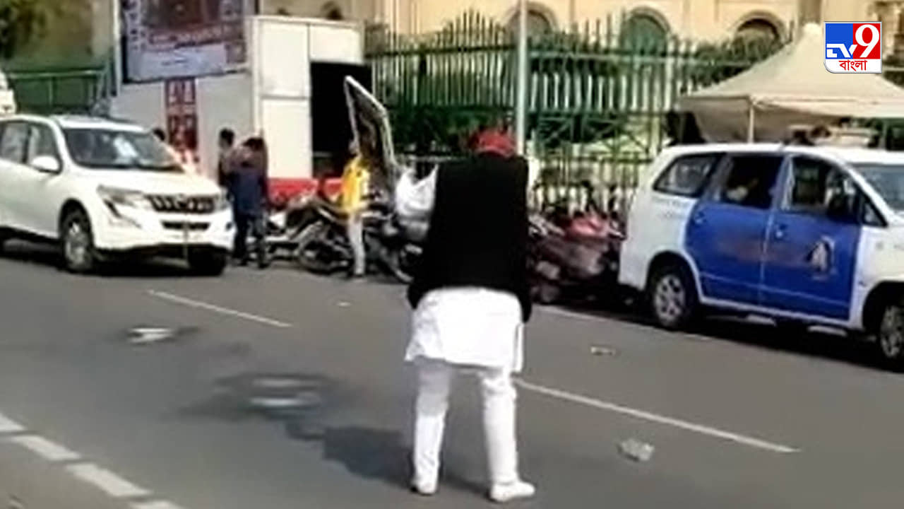 UP Assembly Election 2022 : বিজেপির বিজয় মিছিলে সপা নেতা, গায়ে ঢাললেন পেট্রোল, তারপর কী হল দেখুন