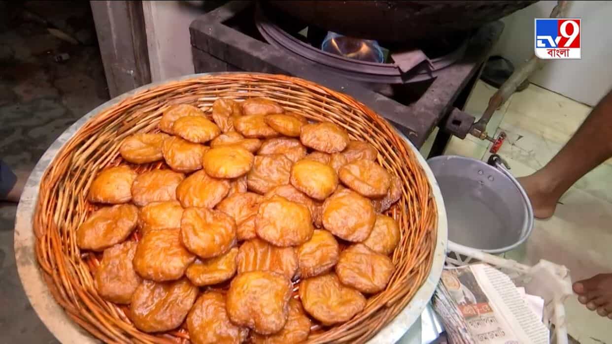 Holi Special Sweets: শুধুমাত্র দোলের ক’দিন বিবি গাঙ্গুলি স্ট্রিটে পাওয়া যায় এই বিশেষ মিষ্টি Holi Special Sweets: শুধুমাত্র দোলের ক’দিন বিবি গাঙ্গুলি স্ট্রিটে পাওয়া যায় এই বিশেষ মিষ্টি