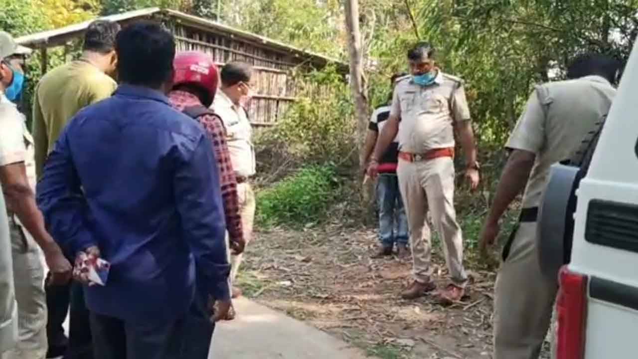 Asansol Santching: টাকা ভর্তি ব্যাগ লুঠের চেষ্টা, ব্যাঙ্ক কর্মীকে রাস্তায় ফেলে এলোপাথাড়ির কোপ!