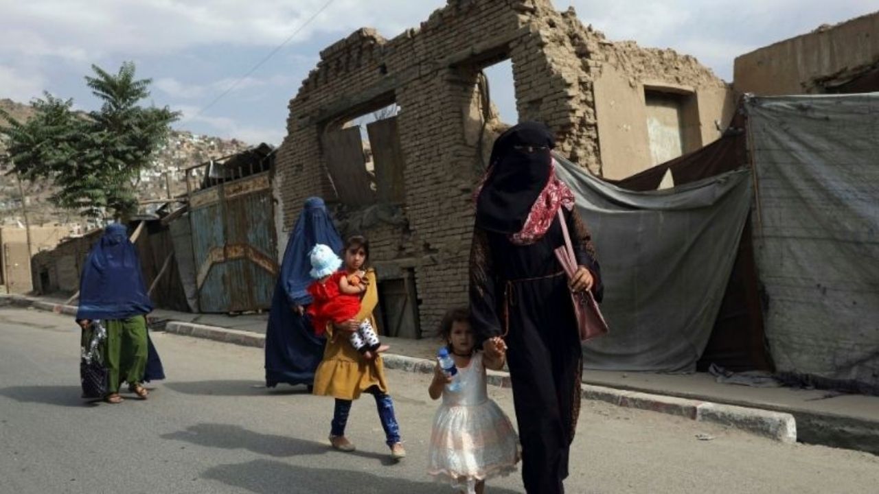 Taliban Restricts Women to Solo Travel: মহিলাদের 'ডানা' ছাঁটতে নয়া ফতেয়া তালিবানের, পুরুষসঙ্গী ছাড়া উঠতে দেওয়া হবে না বিমানে! Taliban Restricts Women to Solo Travel: মহিলাদের 'ডানা' ছাঁটতে নয়া ফতেয়া তালিবানের, পুরুষসঙ্গী ছাড়া উঠতে দেওয়া হবে না বিমানে!