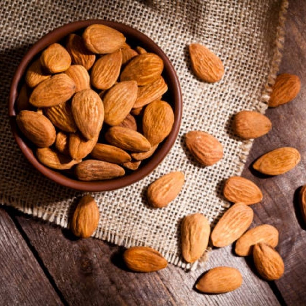 আমন্ড একটি সুপারফুড হিসাবে বিবেচিত হয়। এটি প্রোটিন, স্বাস্থ্যকর চর্বি এবং অ্যান্টিঅক্সিডেন্টের একটি সমৃদ্ধ উৎস। এই বাদামে মনোস্যাচুরেটেড ফ্যাট থাকে। অতিরিক্ত খাওয়াকে প্রতিরোধ করে আমন্ড। এতে উপস্থিত খাদ্যতালিকাগত ফাইবারের কারণে আপনি দীর্ঘ সময় পর্যন্ত পূর্ণতা অনুভব করেন। এগুলি এল-আরজিনিন নামক অ্যামিনো অ্যাসিডের একটি ভাল উৎস, যা আপনাকে চর্বি পোড়াতে সাহায্য করে।