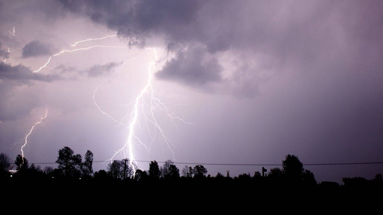 Cyclone Asani: সকাল থেকেই শুরু ঝড়-বৃষ্টির দাপট, বিকেলেই আছড়ে পড়বে ঘূর্ণিঝড় অশনি