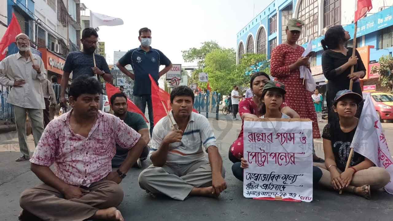 All India Strike: বামেদের বনধের দ্বিতীয় দিনে বাঘাযতীনে অবরোধ ধর্মঘটীদের, দু' এক জেলায় পরিবহণে প্রভাব