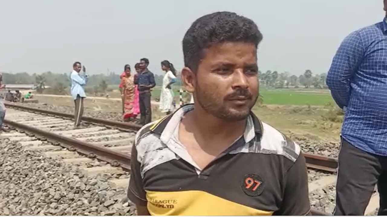 Bankura News: দুধ কিনতে যাবেন বলে ৯ মাসের মেয়েকে নিয়ে বের হন... রাস্তায় তা বলে এমন কাণ্ড ঘটাবেন মা!