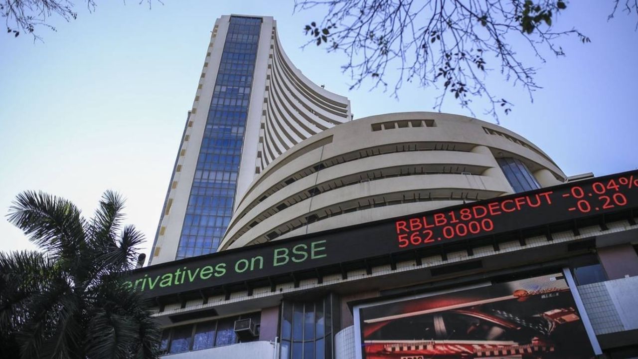 Sensex in India: উত্তর প্রদেশের সপার থেকে অনেক এগিয়ে বিজেপি, ভোট গণনা শুরুতেই চাঙ্গা বাজার