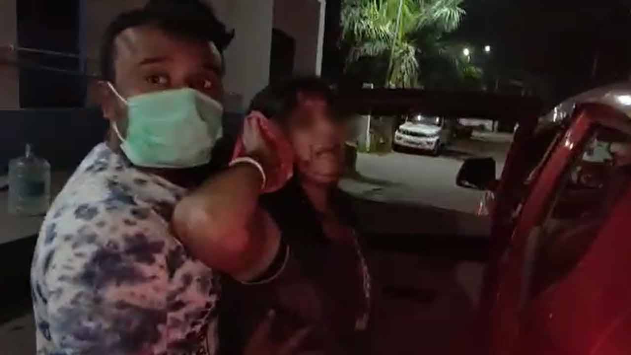 North 24 Parganas News: আমার বউয়ের নাইটিটা ছিঁড়ে ফেলল ওরা, বলছে আবার পুলিশকে টাকা দিয়ে সব করি...