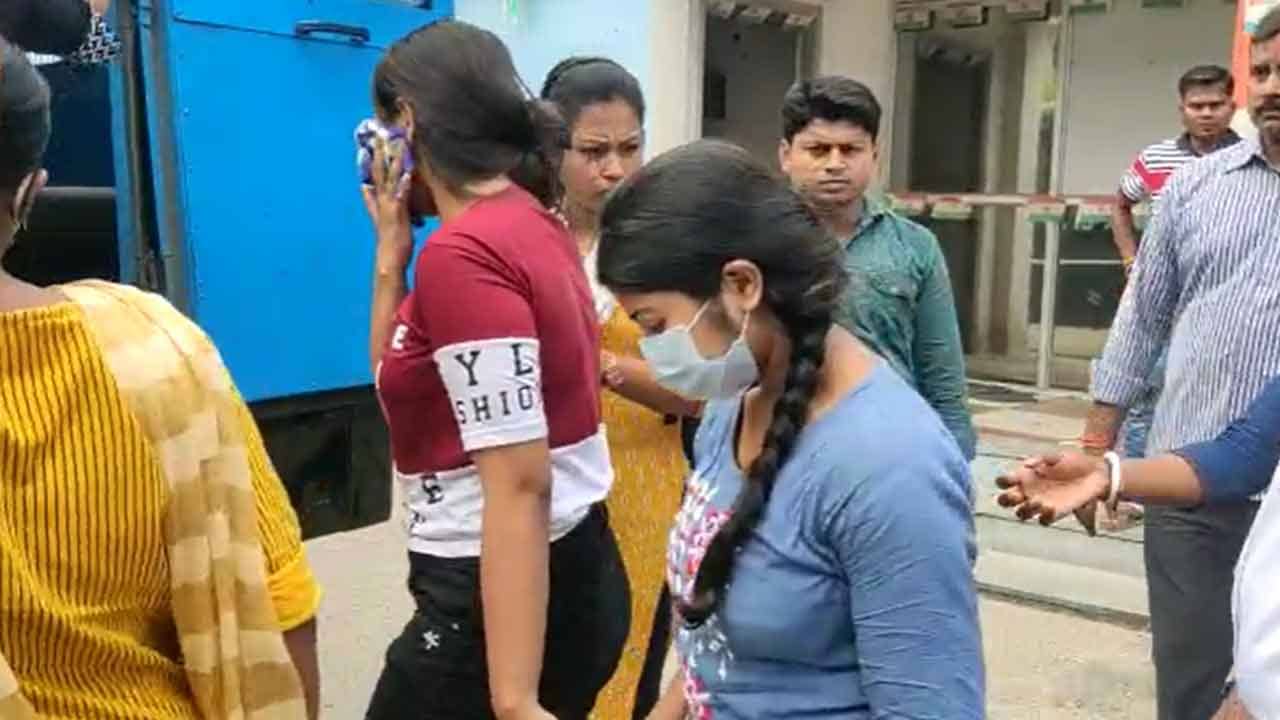 Fake Call Center: টানা আট ঘণ্টার শিফটিং আওয়ার্স, এক্কেবারে কর্পোরেট হাউজ! সেখান থেকেই গ্রেফতার ১৪