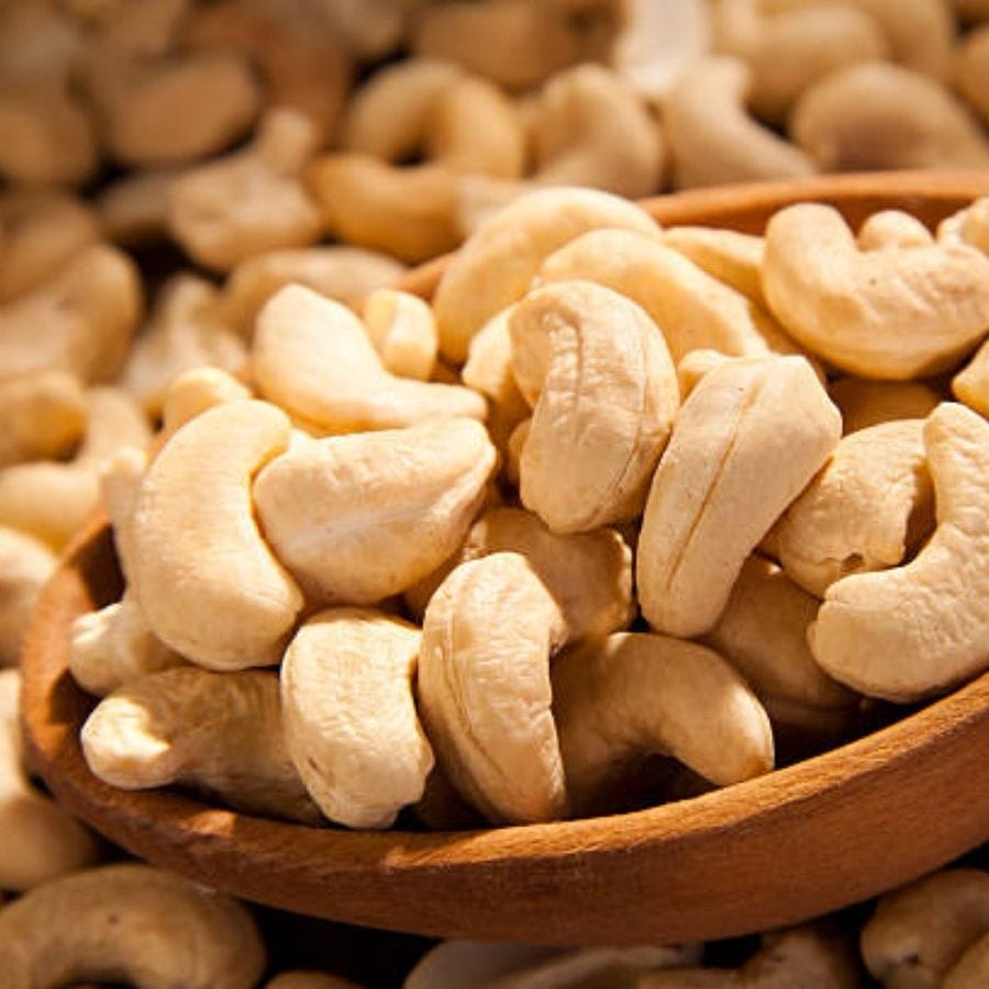 কাজুতে রয়েছে ম্যাগনেসিয়াম। এটি মেটাবলিজম ঠিক করতে কার্যকর। এটি ওজন কমাতে সাহায্য করে। কাজু প্রোটিনের একটি বড় উৎস, যা ওজন কমাতে সাহায্য করে।