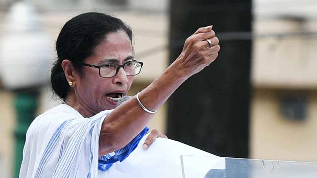 CM Mamata Banerjee: প্রয়োজনে যুদ্ধেও যেতে তৈরি, বারাণসী যাওয়ার আগে বললেন মমতা