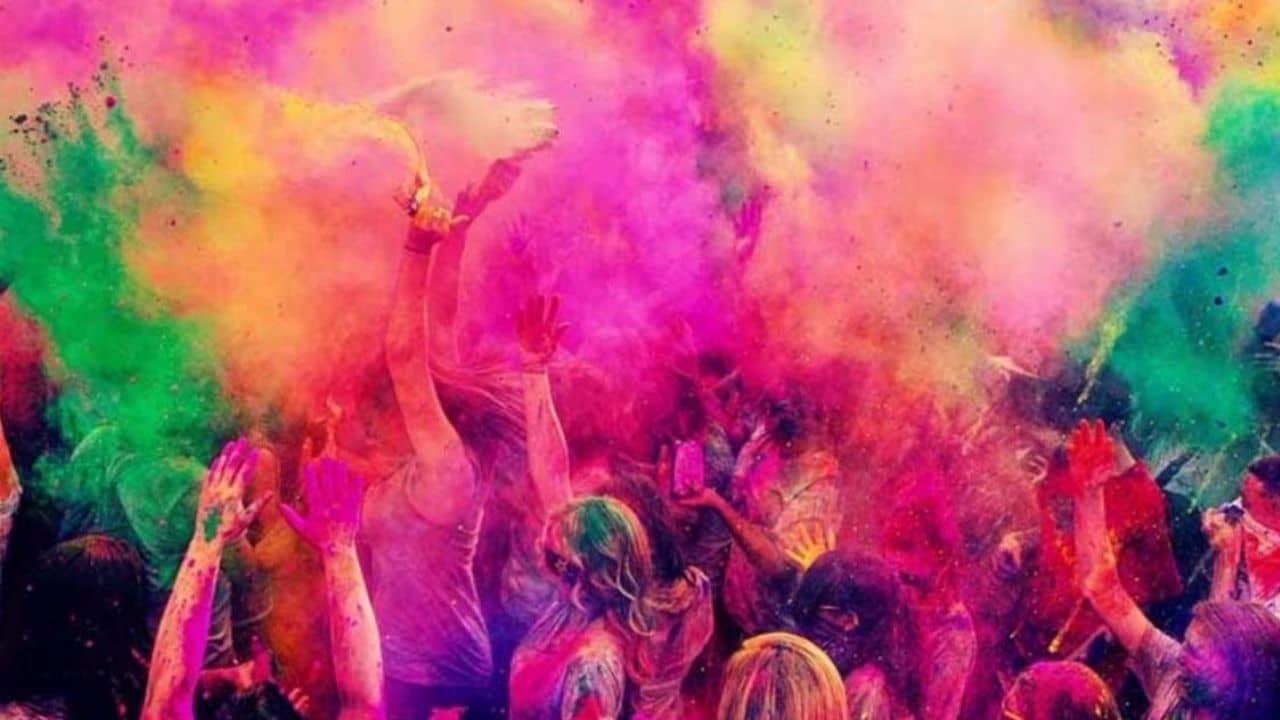 Holi 2022: রাসায়নিক-যুক্ত রঙ থেকে দূরে থাকুন! দোলের দিন ত্বককে রক্ষা করার জরুরি উপায়গুলি জানুন