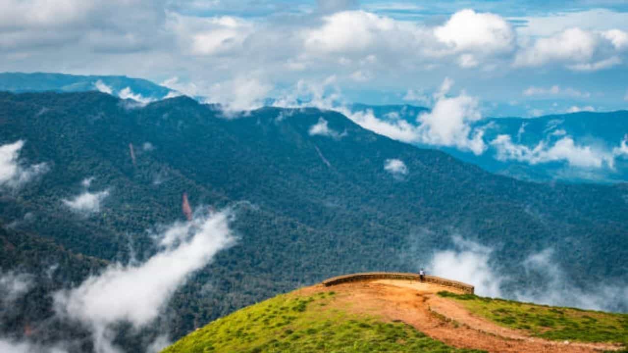 Coorg: দক্ষিণ ভারতে ছুটি কাটাতে যাবেন? ভারতের 'স্কটল্যান্ড'কে রাখুন প্রথমে Coorg: দক্ষিণ ভারতে ছুটি কাটাতে যাবেন? ভারতের 'স্কটল্যান্ড'কে রাখুন প্রথমে