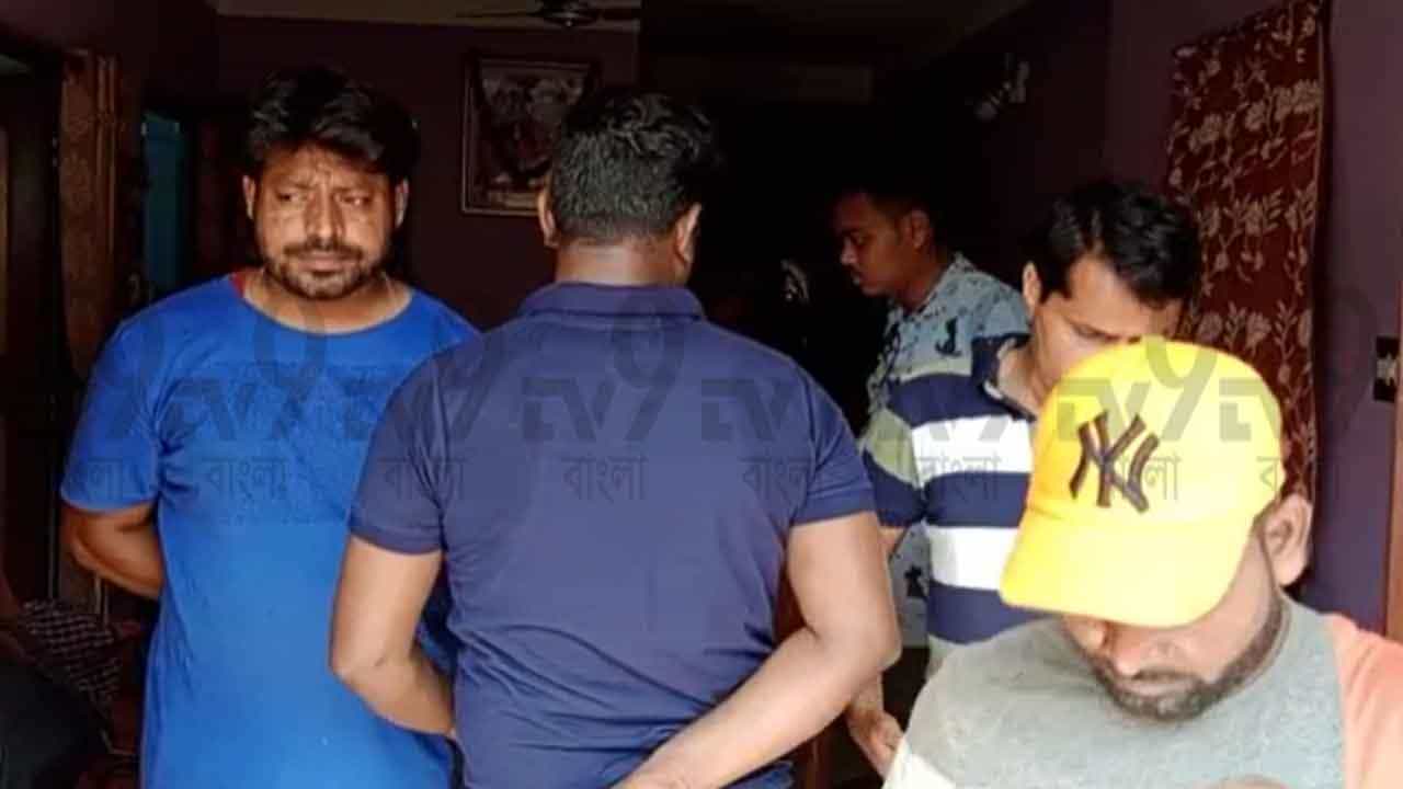 Debra Crime: ব্যবসায়ীর বাড়িতে 'আয়কর আধিকারিক'রা, অন্তঃসত্ত্বা গৃহবধূর সঙ্গে ঘটালেন চোখ কপালে ওঠার মতো ঘটনা Debra Crime: ব্যবসায়ীর বাড়িতে 'আয়কর আধিকারিক'রা, অন্তঃসত্ত্বা গৃহবধূর সঙ্গে ঘটালেন চোখ কপালে ওঠার মতো ঘটনা