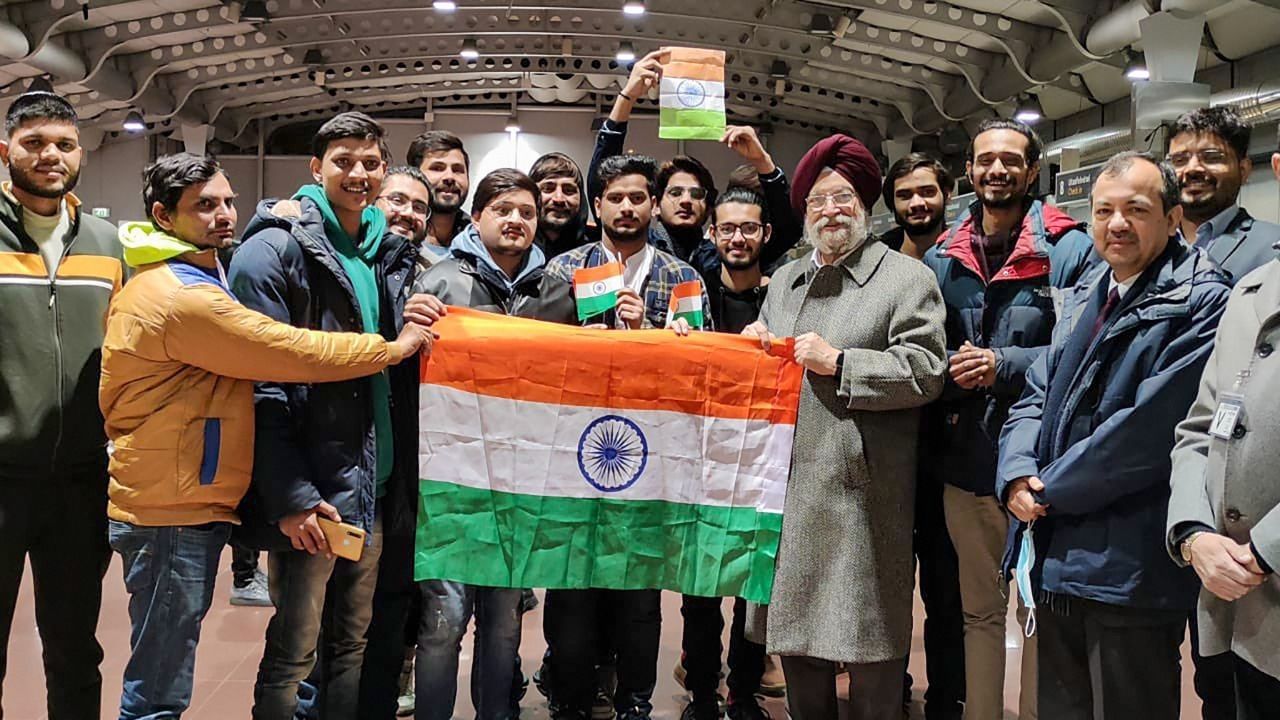 Govt on Evacuation of Indians from Ukraine: সংঘর্ষস্থলেই এখনও আটকে ২-৩ হাজার পড়ুয়া! ভারতীয়দের উদ্ধারকার্যের 'চ্যালেঞ্জে'র কথা জানাল কেন্দ্র Govt on Evacuation of Indians from Ukraine: সংঘর্ষস্থলেই এখনও আটকে ২-৩ হাজার পড়ুয়া! ভারতীয়দের উদ্ধারকার্যের 'চ্যালেঞ্জে'র কথা জানাল কেন্দ্র