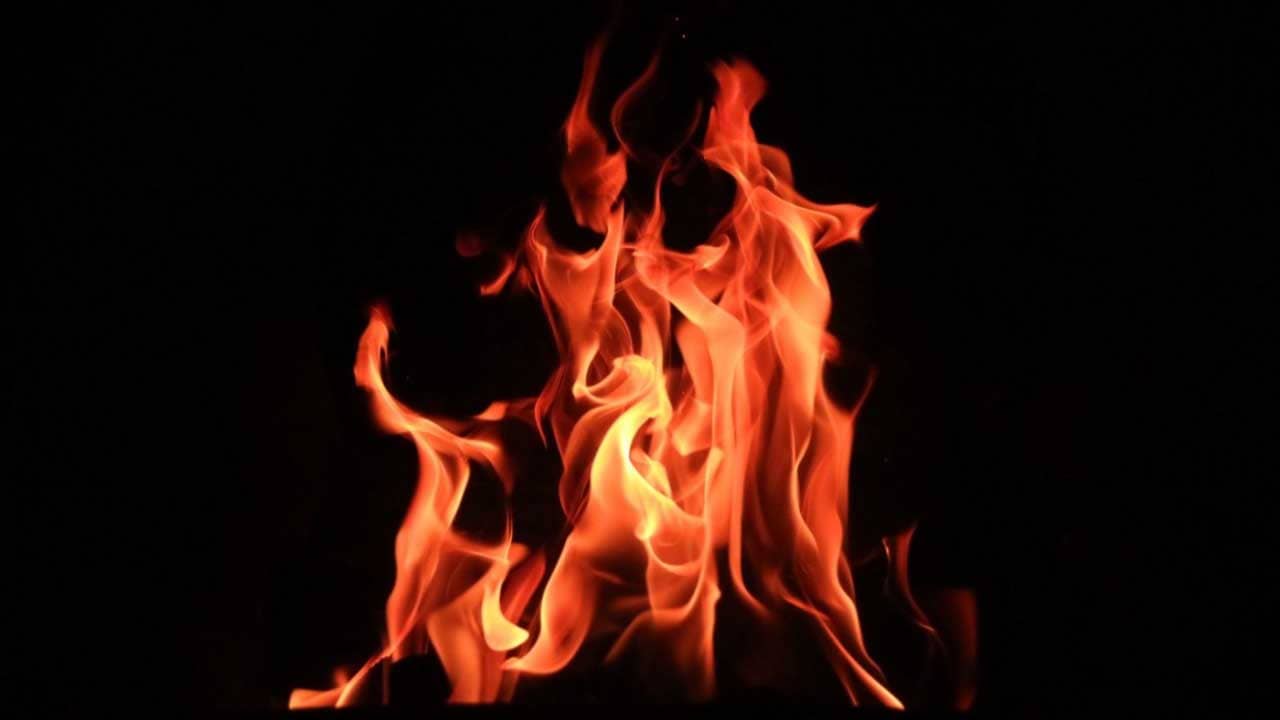 Viral Video: বহুতলে আগুন, প্রাণ বাঁচাতে ছেলেকে তিনতলার বারান্দা থেকে ছুঁড়ে দিলেন বাবা, পরে ঝাঁপ দিলেন নিজেও