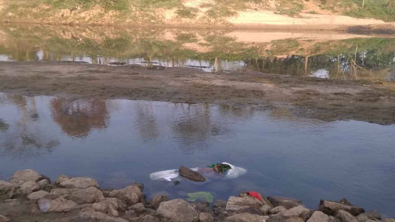 Ghatal Crime: হাতে শাখা-পলা, কপালে সিঁদুর, নিম্নাঙ্গ বিবস্ত্র! নদীর ধারে ফাঁকা জায়গায় মহিলাকে দেখে ঘাবড়ে গেলেন স্থানীয় দোকানি