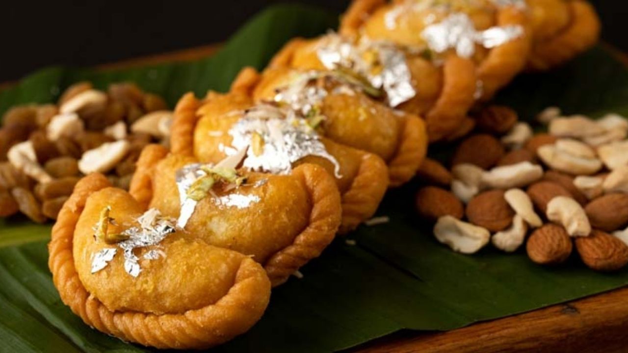 Holi Special Recipe: দোলের দিন স্বাদ বদলাতে চটপট বানিয়ে নিন নরম তুলতুলে ও খাস্তা এই মিষ্টি! রইল তার রেসিপি