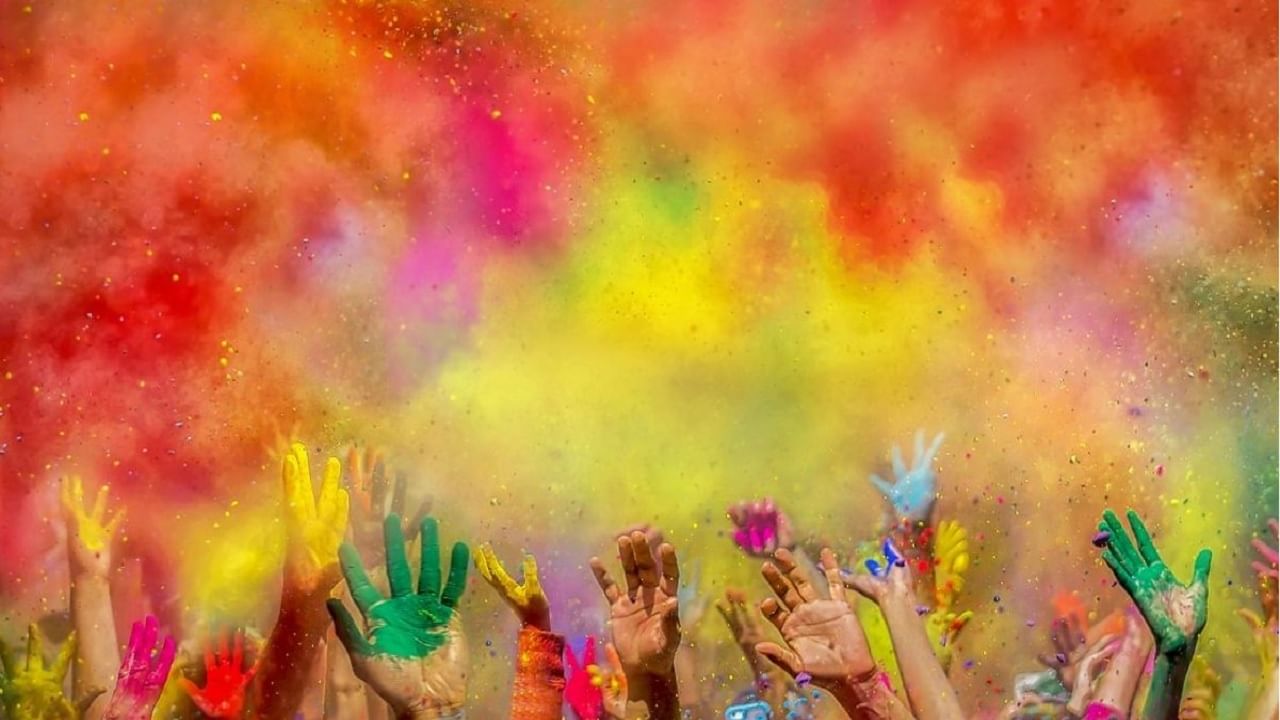 Holi In Vrindavan: আজ বৃন্দাবনের মন্দিরে ওঁদেরও রঙিন হবার পালা...