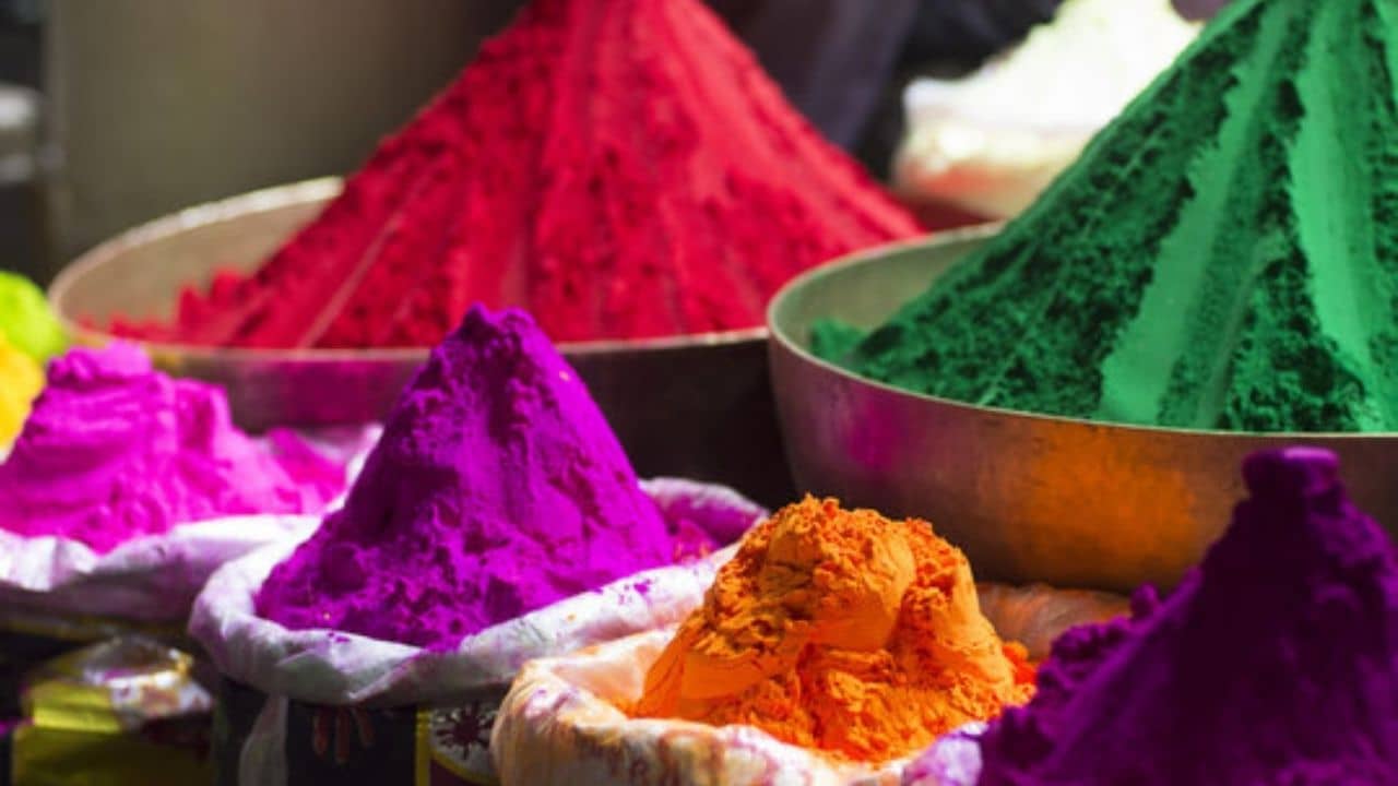 Vastu Tips:  আপনি চাকরি করেন নাকি ব্যবসা সামলান! বাস্তুমতে, কর্মক্ষেত্র দেখে হোলির রঙ পছন্দ করুন