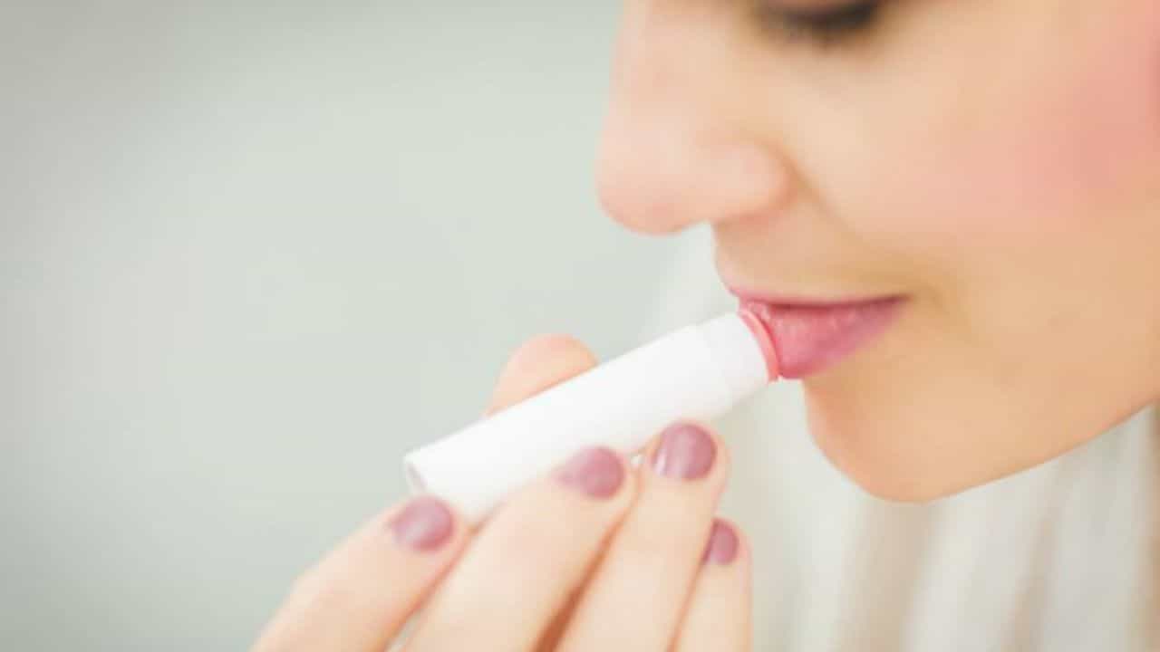 Homemade Lip Balm: গরম পড়লেও ঠোঁট ফাটা কমছে না! হাইড্রেট ও নরম রাখতে বাড়িতেই বানান ভেষজ লিপবাম Homemade Lip Balm: গরম পড়লেও ঠোঁট ফাটা কমছে না! হাইড্রেট ও নরম রাখতে বাড়িতেই বানান ভেষজ লিপবাম