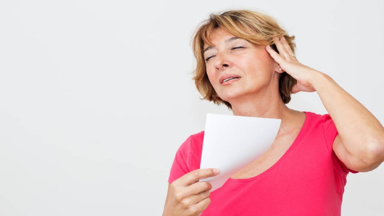 Hot Flashes: মেনোপজ পরবর্তী সময়ে হট ফ্লাশের শিকার? সমাধান দিলেন সেলেব্রিটি পুষ্টিবিদ