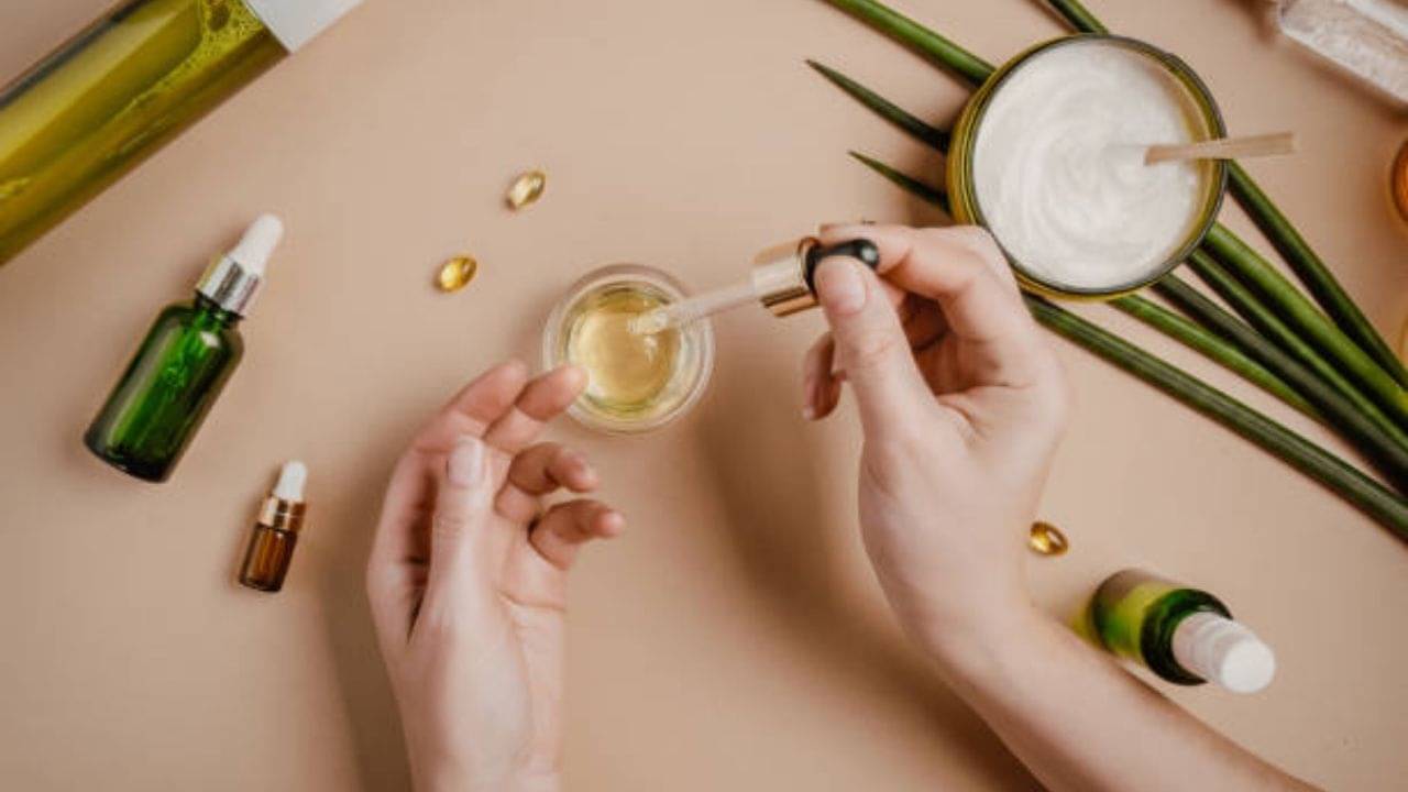 Face Serum: বাজারে আকাশ ছোঁয়া দাম ফেস সিরামের? সস্তা ও স্বাস্থ্যকর সিরাম বাড়িতেই তৈরি করুন