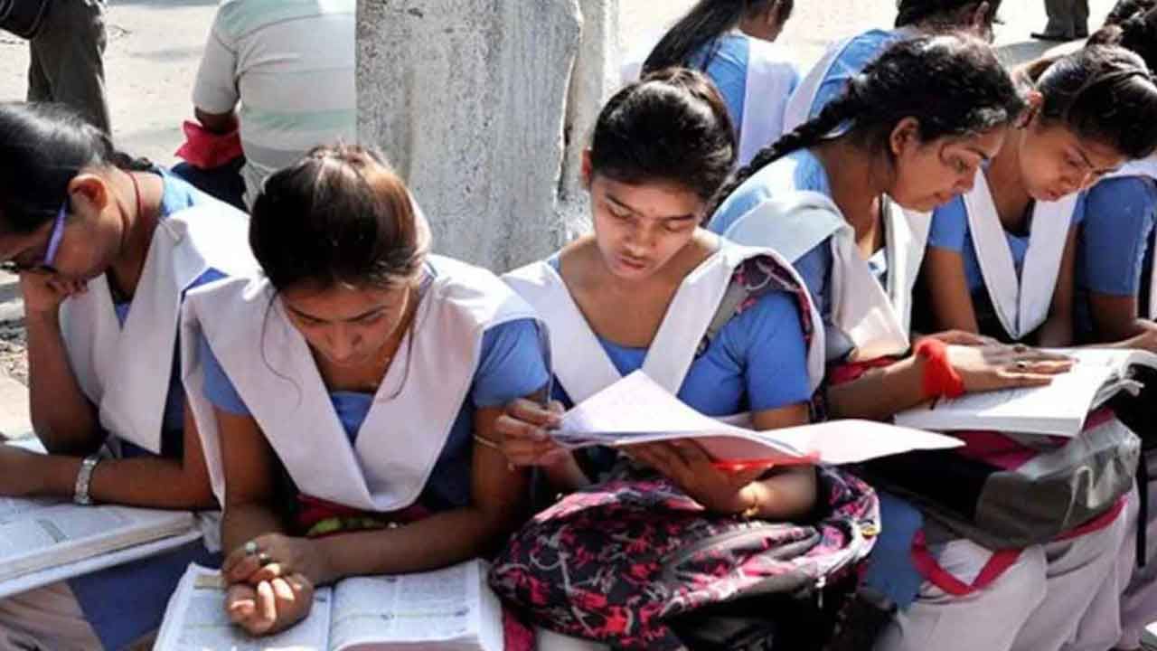 HS Examination 2022: উচ্চমাধ্যমিকে টোকাটুকি হলে চোকাতে হবে বড় মূল্য, কড়া ঘোষণা সংসদের