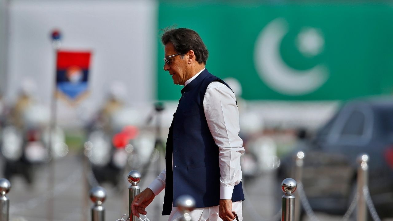 Imran Khan: অপেক্ষা করলেন না ভোটের ফলের, মধ্যরাতেই তল্পিতল্পা গুটিয়ে কোথায় গেলেন ইমরান?