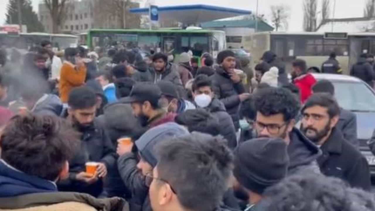 Indian Students Evacuated from Sumy: দুশ্চিন্তার রাত কাটল অবশেষে, মানবিক করিডর খুলতেই সুমি থেকে উদ্ধার প্রায় ৭০০ ভারতীয়
