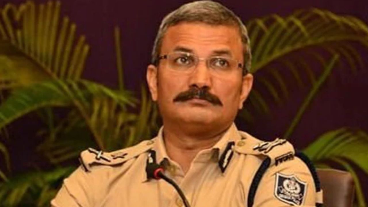 IPS Officer: বিমানবন্দরে আইপিএস অফিসারের ব্যাগ খুলতেই যা বেরলো, চোখ কপালে নিরাপত্তা আধিকারিকদের!