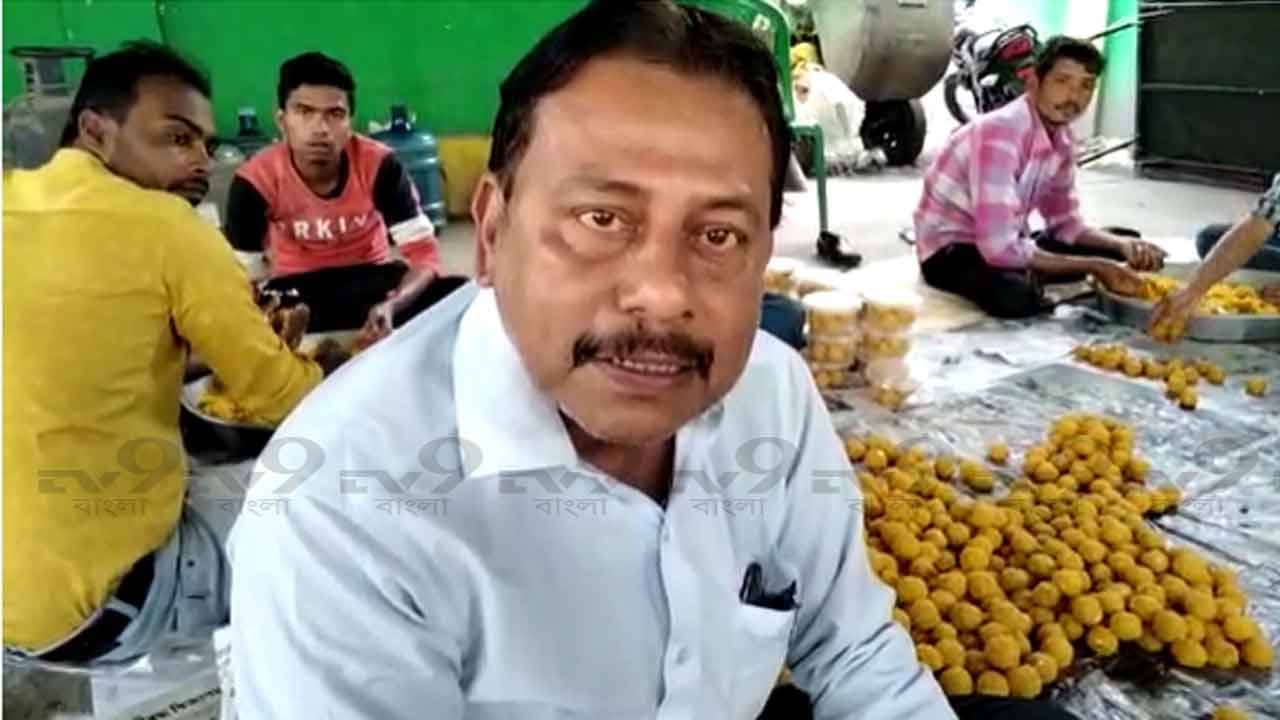Moynaguri: মানুষ জিতিয়েছেন, নিজে হাতে লাড্ডু বানিয়ে ওয়ার্ডবাসীকে খাওয়ালেন নির্দল কাউন্সিলর
