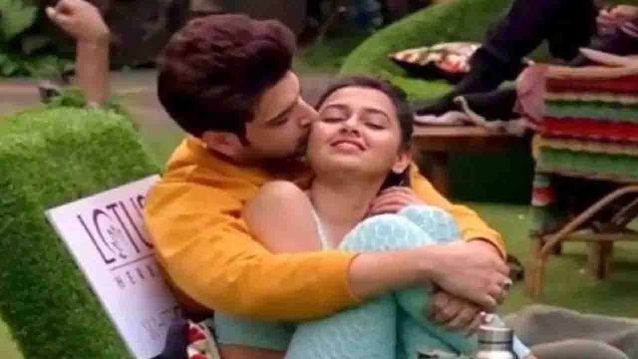 Karan Kundrra-Tejasswi Prakash: প্যাপারাৎজ়ি দেখেই তেজস্বীকে জাপটে ধরে চুম্বন করণের, এ কি প্রেম নাকি প্রেম প্রদর্শন?