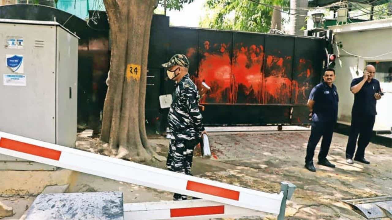 AAP MLA moves HC: মুখ্যমন্ত্রীর বাড়িতে আক্রমণ! সিট চেয়ে হাইকোর্টের দ্বারস্থ শাসকদলের বিধায়ক AAP MLA moves HC: মুখ্যমন্ত্রীর বাড়িতে আক্রমণ! সিট চেয়ে হাইকোর্টের দ্বারস্থ শাসকদলের বিধায়ক