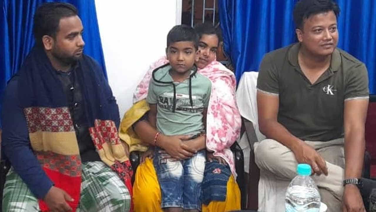 Kidnap Case: 'কাঁদলেই মারবে বলেছিল ওরা...', অনেক খোঁজাখুঁজির পর মাঝরাতে এল সেই ফোন Kidnap Case: 'কাঁদলেই মারবে বলেছিল ওরা...', অনেক খোঁজাখুঁজির পর মাঝরাতে এল সেই ফোন