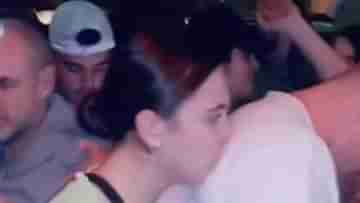 Viral Video: নাইটক্লাবে পুরুষদের টি-শার্টে চুমু খেয়ে লিপস্টিকের দাগ লাগাচ্ছেন মহিলা! ভাইরাল ভিডিয়ো