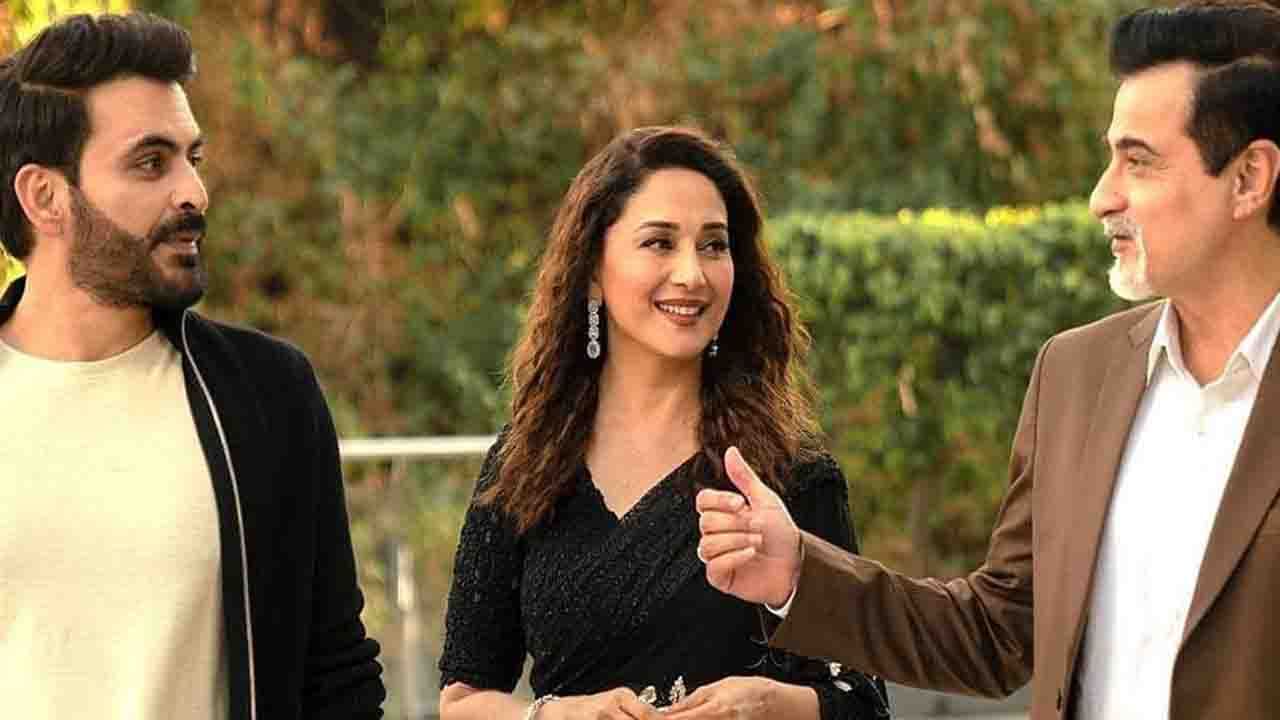 The Fame Game-Madhuri Dixit: মাধুরীতে মজে বরুণ, ঈশান, সিদ্ধার্থ... মাধুরীও দোলালেন কোমর!