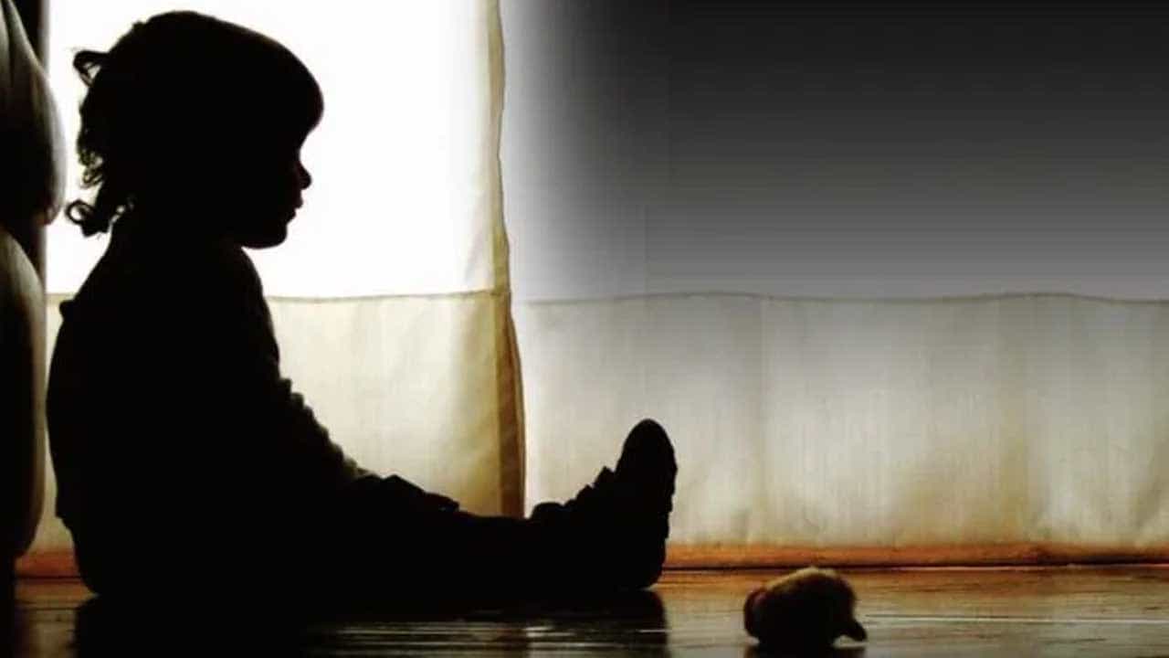 Rape Victim: হাতে দেওয়া হচ্ছে পুতুল, শোনানো হচ্ছে গল্প, শরীরের থেকেও মনের ঘা দগদগে মাটিয়ার নির্যাতিতার Rape Victim: হাতে দেওয়া হচ্ছে পুতুল, শোনানো হচ্ছে গল্প, শরীরের থেকেও মনের ঘা দগদগে মাটিয়ার নির্যাতিতার