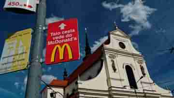 McDonald halts Service in Russia: প্রিয় খাবারগুলোও কেড়ে নিচ্ছে আমেরিকা! শেষবারের মতো বার্গার-কফি খেতে হাফ মাইল লাইন দিলেন রুশবাসী