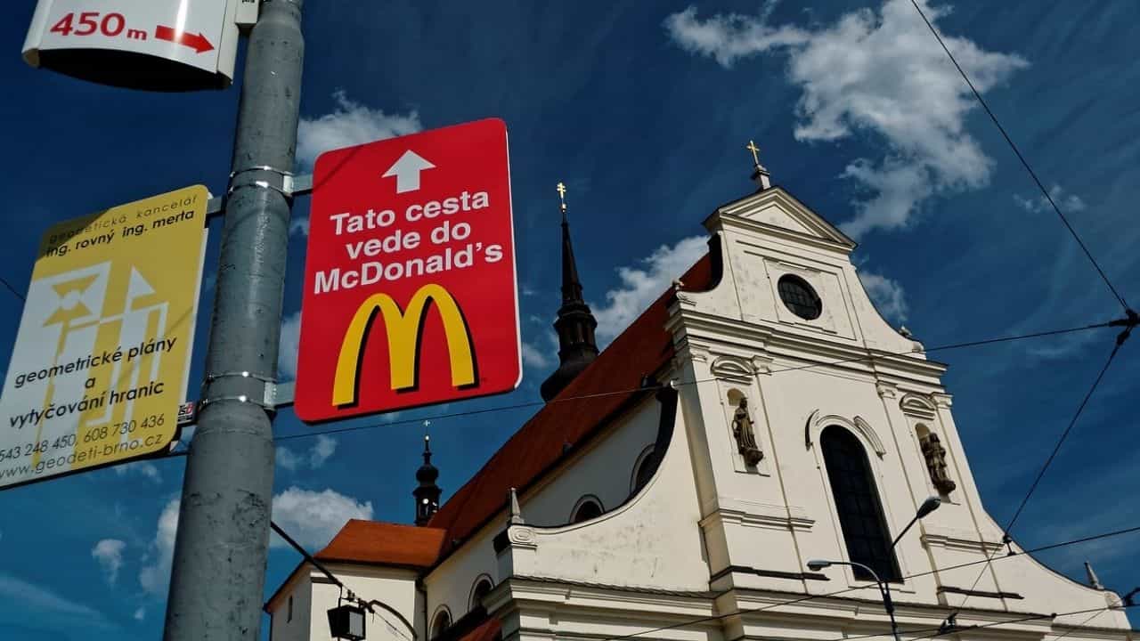 McDonald halts Service in Russia: প্রিয় খাবারগুলোও কেড়ে নিচ্ছে আমেরিকা! শেষবারের মতো বার্গার-কফি খেতে হাফ মাইল লাইন দিলেন রুশবাসী