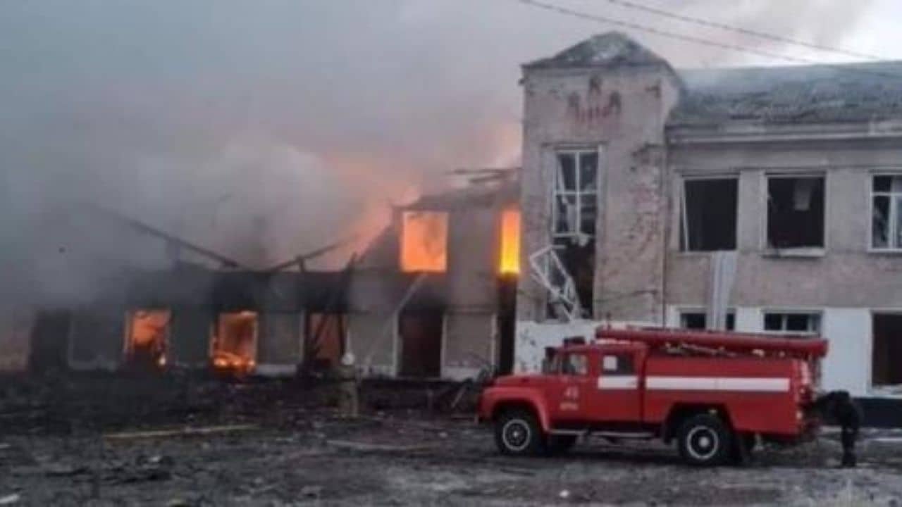 Russia-Ukraine Conflict:  স্কুল বলতে আর কিছু নেই, ধ্বংসস্তূপ থেকেই টেনে হিচড়ে বের করা হচ্ছে দেহ! ভয়ঙ্কর অবস্থা মেরেফার